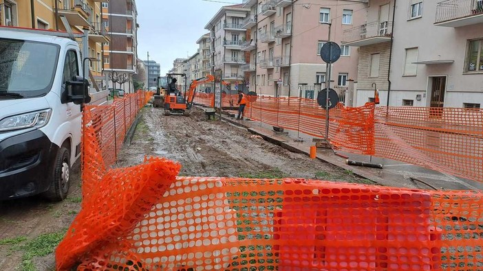 Verde nuovo per via Bersezio a Cuneo: partiti i lavori di sistemazione delle aiuole