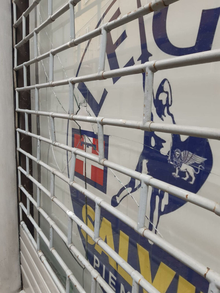 Alba, spaccata la vetrina della sede della Lega: terzo episodio in meno di un anno e mezzo Alba, spaccata la vetrina della sede della Lega: terzo episodio in meno di un anno e mezzo