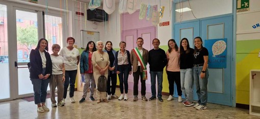 I rappresentanti dell'amministrazione insieme ai tre dipendenti comunali e il nuovo gruppo insegnanti I rappresentanti dell'amministrazione insieme ai tre dipendenti comunali e il nuovo gruppo insegnanti