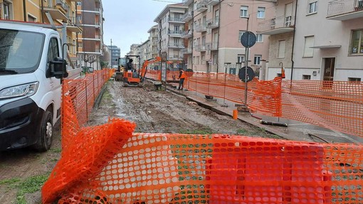 Verde nuovo per via Bersezio a Cuneo: partiti i lavori di sistemazione delle aiuole
