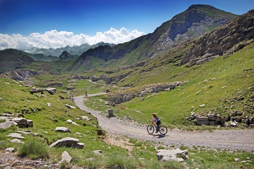 E-bike e colonnine di ricarica: bando da 6 milioni per il turismo montano green
