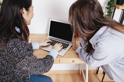 Il doppio volto del lavoro femminile nel Cuneese: primato italiano per l'impresa autonoma, ma una dipendente su tre resta nella "trappola" del part-time Il doppio volto del lavoro femminile nel Cuneese: primato italiano per l'impresa autonoma, ma una dipendente su tre resta nella "trappola" del part-time