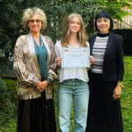 In foto alcuni momenti della premiazione svoltasi mercoledì 15 aprile e Luisa Burzio ritratta con l'attestato e le sue docenti di filosofia, profssa Laura Demichelis, e di latino e greco, profssa Elena Rolando