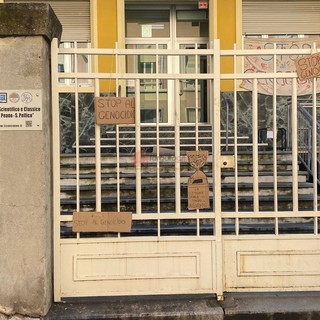 Cartello rimosso al liceo di Cuneo, il professore: "L'ho fatto per provocare i ragazzi e cercare un confronto sulla parola genocidio"