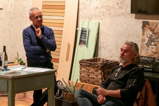 Da sinistra Antonio Lattarulo, organizzatore e presentatore della serata, con lo scrittore Franco Racca in un intenso momento di ascolto e narrazione