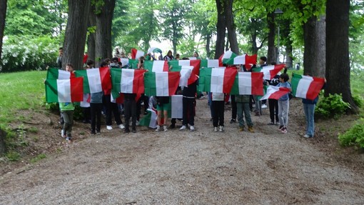 La consegna del tricolore ai piccoli studenti braidesi