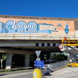 Lesegno, un'opera artistica a tema Vespa riqualifica il cavalcavia a ingresso paese