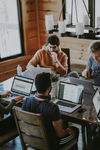 Cosa c'è dietro un acquisto online: la filiera invisibile che muove i nostri pacchi Cosa c'è dietro un acquisto online: la filiera invisibile che muove i nostri pacchi