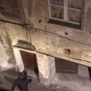 Pesante lite tra coinquilini a Mondovì Piazza: intervengono i Carabinieri [VIDEO]