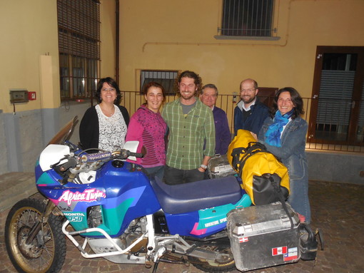 Nella foto al centro Fabrizio Olivero con la sua moto e alla sua destra Miriam Orlandi con i volontari della Biblioteca