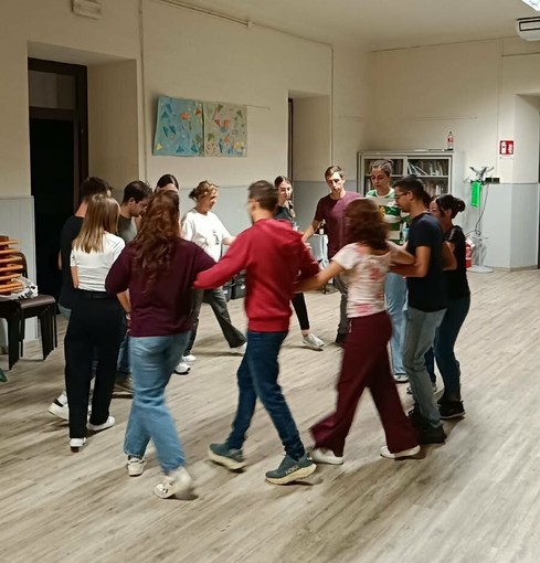 Progetto “RiattivaMenti”: conclusione in Valle Maira con i laboratori di Educazione Ambientale, di Cittadinanza e di Danze occitane Progetto “RiattivaMenti”: conclusione in Valle Maira con i laboratori di Educazione Ambientale, di Cittadinanza e di Danze occitane