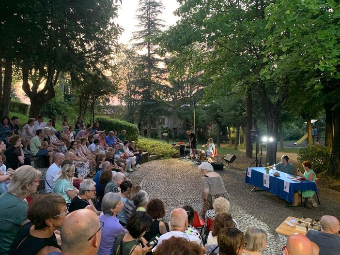 A Magliano Alfieri torna “Luglio nel parco Alfieri – Parole e Musica” A Magliano Alfieri torna “Luglio nel parco Alfieri – Parole e Musica”