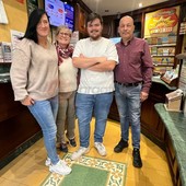 Da sinistra la nuova titolare Romina Rinaudo. Vicino a lei Silvia Tonelli, Alessandro Dalmasso e Lorenzo Lombardo Da sinistra la nuova titolare Romina Rinaudo. Vicino a lei Silvia Tonelli, Alessandro Dalmasso e Lorenzo Lombardo