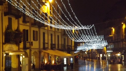 Saluzzo, luminarie accese in corso Italia