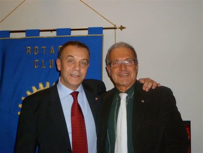 Il relatore della serata e (a destra) il presidente del Rotary Saluzzo Luciano Zardo