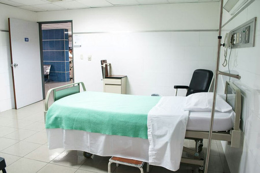 Letto ospedaliero a casa: quando serve davvero per assistere un anziano allettato Letto ospedaliero a casa: quando serve davvero per assistere un anziano allettato