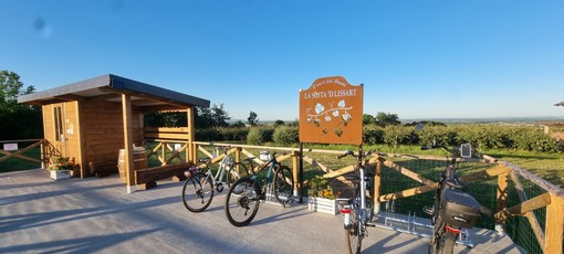 “La sosta d Lissart”, un piccolo “autogrill” per ciclisti, sulla ciclabile la Via della Pietra a metà strada tra Barge e Bagnolo