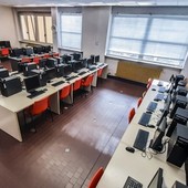 Un laboratorio di informatica all'istituto &quot;L. Einaudi&quot; di Alba (foto iiseinaudialba.edu.it)