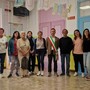 I rappresentanti dell'amministrazione insieme ai tre dipendenti comunali e il nuovo gruppo insegnanti I rappresentanti dell'amministrazione insieme ai tre dipendenti comunali e il nuovo gruppo insegnanti