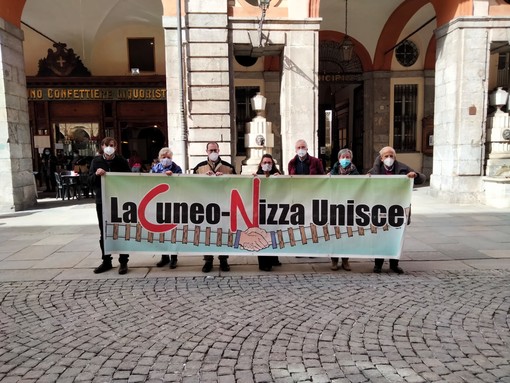 &quot;La Cuneo-Nizza unisce&quot;: il comitato per la difesa delle ferrovie locali festeggia davanti al Comune di Cuneo
