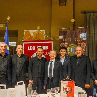 I Cantus Firmus con il presidente Lions Paolo Gastaldi e del Leo club, Alessandro Conti. I Cantus Firmus con il presidente Lions Paolo Gastaldi e del Leo club, Alessandro Conti.