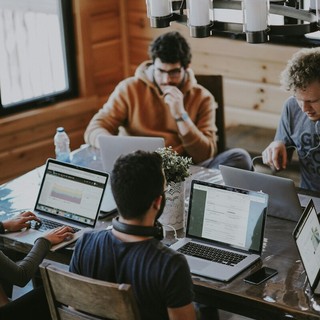 Cosa c'è dietro un acquisto online: la filiera invisibile che muove i nostri pacchi Cosa c'è dietro un acquisto online: la filiera invisibile che muove i nostri pacchi