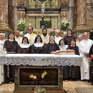 In foto le Sorelle Clarisse e il clero braidese