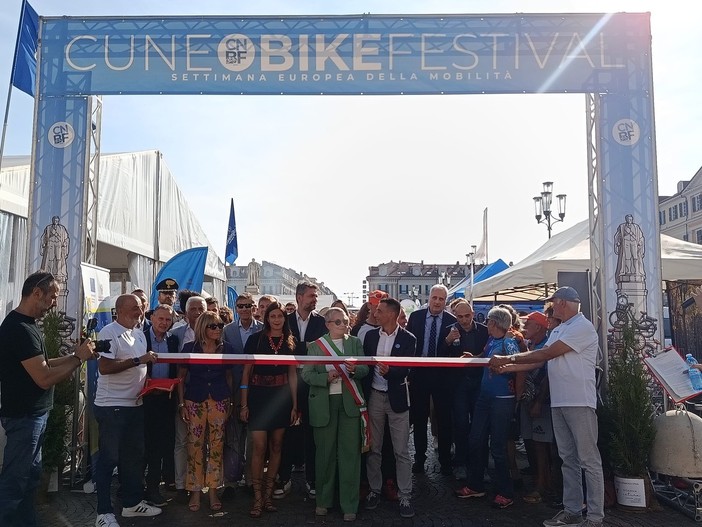 L'inaugurazione e il taglio del nastro del Cuneo Bike Festival L'inaugurazione e il taglio del nastro del Cuneo Bike Festival