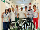 Marco Galliano, medici, operatori della Pediatria oncologica di Savigliano, Romina Panero e Stefano Quaglia de Il Fiore della vita Odv, Marco Galliano al centro