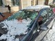 Cuneo, lastrone di neve cade dal tetto e sfonda il parabrezza di un'auto in sosta