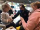 Nove bimbi ucraini malati in partenza per Torino: un morso all'ovetto di cioccolato per capire che il loro incubo è finito [FOTO]