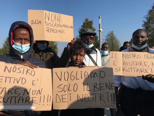 Protesta dei braccianti agricoli a Cuneo. 40 sono senza un posto letto, vertice in Prefettura per trovare una soluzione