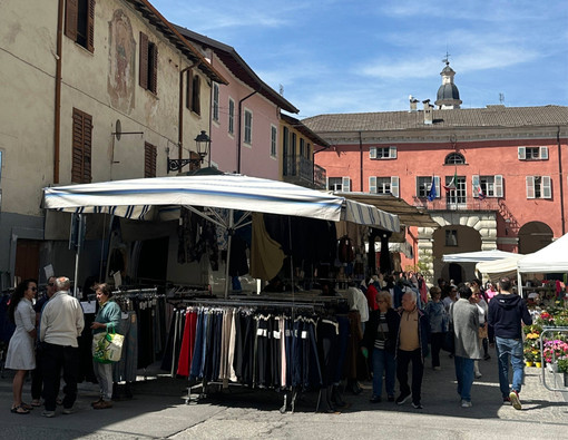 Il Comune di Chiusa di Pesio cerca fotografie e cartoline storiche del mercato Il Comune di Chiusa di Pesio cerca fotografie e cartoline storiche del mercato