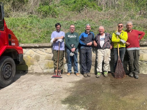 Intervento di manutenzione nell'area dietro la polisportiva salese