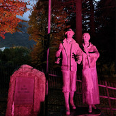 Garessio si tinge di rosa: il Monumento al Dolore delle Madri illuminato per la prevenzione del tumore al seno