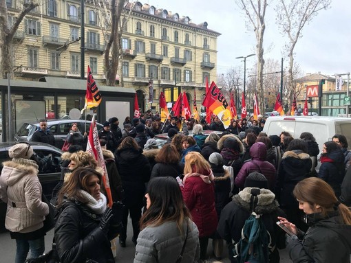 Le scuole riaprono con uno sciopero: i maestri precari con diploma magistrale protestano a Torino (VIDEO)
