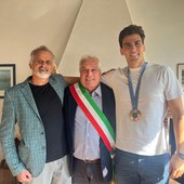 Luca Cupido con il sindaco Mario Mina e il consigliere Claudio Camilla Luca Cupido con il sindaco Mario Mina e il consigliere Claudio Camilla