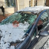 Cuneo, lastrone di neve cade dal tetto e sfonda il parabrezza di un'auto in sosta