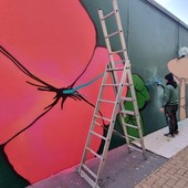 Ceva, il muro vandalizzato di via Rovella diventa un'opera di street art [FOTO]