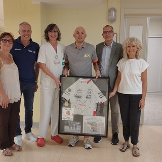La maglia de La Fausto Coppi per ringraziare la Radioterapia dell'Ospedale S.Croce e Carle di Cuneo La maglia de La Fausto Coppi per ringraziare la Radioterapia dell'Ospedale S.Croce e Carle di Cuneo