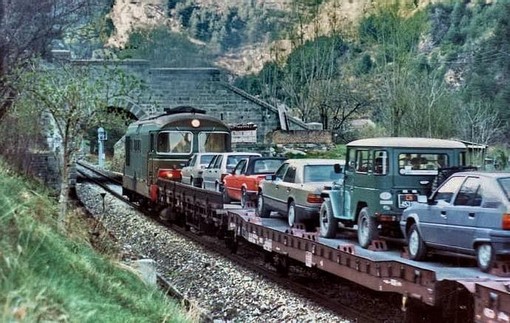 Una foto del 1987, quando le auto venivano trasportate su navette lungo la ferrovia Cuneo-Nizza