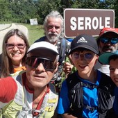 Antonio Lattarulo con i partecipanti alla camminata Monticello d'Alba-Varazze di 104 km