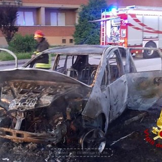 Incendio auto a Carrù e vettura fuori strada a Sommariva del Bosco