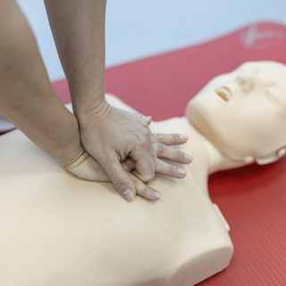 “2 Mani possono salvare una vita”: corso di formazione gratuito per la gestione delle emergenze organizzato da Auser Mondovì e Auser Garessi “2 Mani possono salvare una vita”: corso di formazione gratuito per la gestione delle emergenze organizzato da Auser Mondovì e Auser Garessi