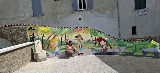 Il sindaco Laura Canavese con il muro delle fiabe Il sindaco Laura Canavese con il muro delle fiabe