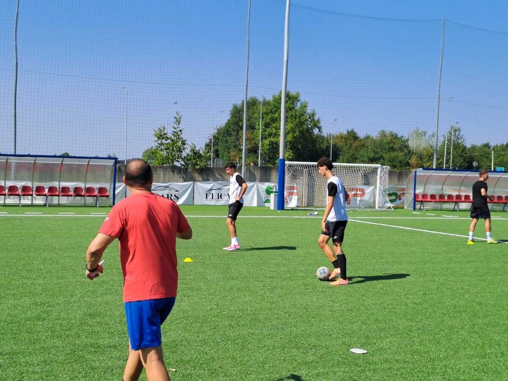 Mister Antonino Asta guida l'allenamento del Saluzzo