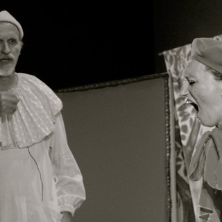 Il primo spettacolo della compagnia fu messo in scena nel 1976 Il primo spettacolo della compagnia fu messo in scena nel 1976
