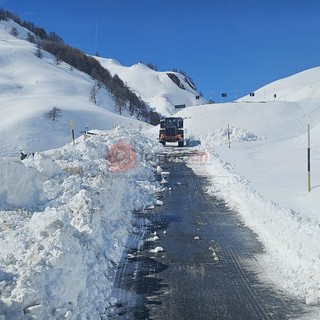 Domani è prevista neve, ma al colle della Maddalena è in corso lo sgombero dei tornanti