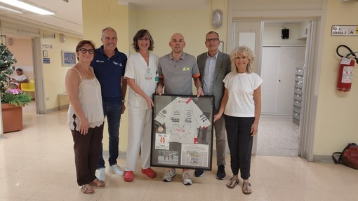 La maglia de La Fausto Coppi per ringraziare la Radioterapia dell'Ospedale S.Croce e Carle di Cuneo La maglia de La Fausto Coppi per ringraziare la Radioterapia dell'Ospedale S.Croce e Carle di Cuneo