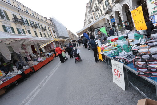Domani torna il mercato di piazza Galimberti a Cuneo: due punti di ingresso e uscita e tutti con la mascherina
